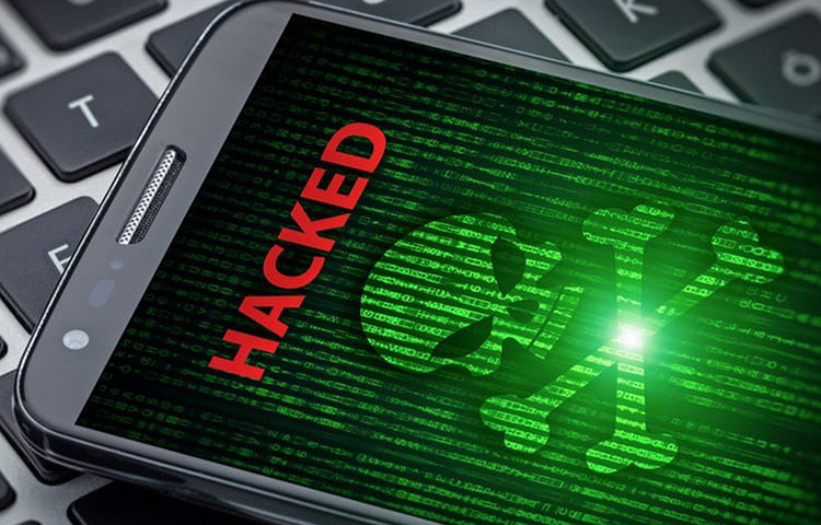 এই ল্যাপটপে রয়েছে মাইডুম-এর মতো ম্যালওয়্যারও। ২০০৪ সালে এই ম্যালওয়্যার হামলা হয়। দাবি করা হয়, এর পিছনে রাশিয়ার ইমেল স্প্যামারদের হাত রয়েছে।