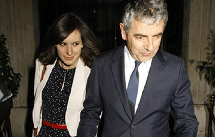 সুনেত্রার বারবারই মনে হত, তার স্বামী তার কাছ থেকে কিছু লুকোচ্ছেন, তাকে ঠকাচ্ছেন। এই নিয়ে দু’জনের মধ্যে অশান্তি লেগেই থাকত। তখন ৩১ বছরের কমেডি অভিনেত্রী লুইস ফোর্ডের সঙ্গে ঘনিষ্ঠতা বাড়তে থাকে অ্যাটকিনসনের। অ্যাটকিনসনের বয়স তখন ৬০ বছর।