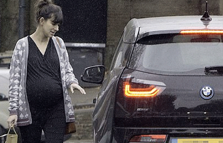 এর দু’বছর পর ৬২ বছর বয়সে ফের বাবা হন অ্যাটকিনসন। লুইস ফোর্ডের বয়স তখন ৩৩ বছর মাত্র।