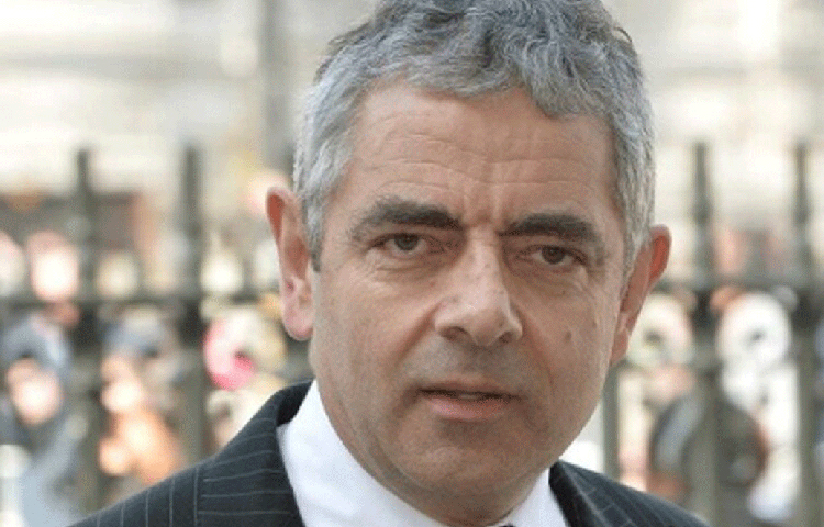 এরকম আরও ঘটনা ঘটেছে তার জীবনে। না জেনেই যেমন নিজের বিকৃত মুখের ছবি এঁকেই তিনি মিস্টার বিন হয়ে গিয়েছিলেন, তেমন না জেনেই পরিস্থিতির শিকার হয়ে একবার রিয়েল লাইফ পাইলটের ভূমিকাও পালন করতে হয়েছিল তাকে।