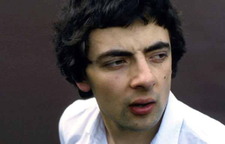 সেটা ছিল ২০০১ সাল। ব্যক্তিগত বিমানে কেনিয়ায় ছুটি কাটাতে যাচ্ছিলেন তিনি। মাঝ আকাশেই জ্ঞান হারিয়ে ফেলেন পাইলট। বাধ্য হয়ে অ্যাটকিনসনকেই পাইলটের আসনে বসতে হয়। যতক্ষণ না পাইলটের জ্ঞান ফেরে মাঝ আকাশে বিমান চালিয়েছিলেন তিনিই।