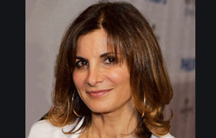 সুনেত্রাকে দেখেই তার প্রেমে পড়েছিলেন অ্যাটকিনসন। সুনেত্রা ছিলেন তার সহঅভিনেতার মেকআপের দায়িত্বে। জানা যায়, সুনেত্রার সঙ্গে কথা বলার জন্য অ্যাটকিনসন তার সহ অভিনেতাকে রাজি করিয়ে অন্য মেকআপ আর্টিস্ট-এর কাছে পাঠিয়েছিলেন আর নিজে সুনেত্রার তত্ত্বাবধানে।