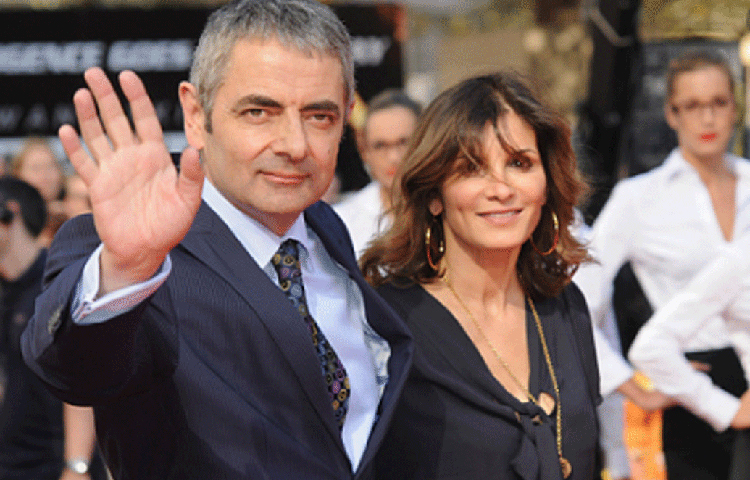 দুজনে ডেট করতে শুরু করেন। তিন বছর পর বিয়ে। সুনেত্রা ও অ্যাটকিনসনের দুই সন্তান, এক ছেলে এক মেয়ে। সব ঠিকই চলছিল। কিন্তু বিয়ের ২০ বছর পর থেকে দু’জনের সম্পর্কে চিড় ধরতে থাকে।