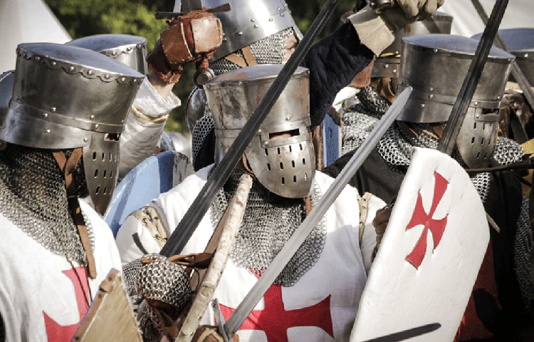 এই সুড়ঙ্গ দিয়েই তারা যুদ্ধের প্রয়োজনীয় সামগ্রী এবং সঙ্গে প্রচুর সোনা নিয়ে যেতেন।