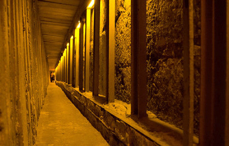 তবে অনেক ইতিহাসবিদ মনে করেন, এই গোপন সুড়ঙ্গ সোনার মতো মূল্যবান সম্পদ নিয়ে যাওয়ার পাশাপাশি সেনাদের লুকিয়ে থাকা এবং বিপদে পড়লে অন্যত্র পালাবার রাস্তা হিসাবেও ব্যবহার করা হত।