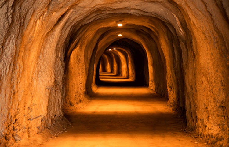 এই প্রথম ৮০০ বছরের পুরনো সেই সুড়ঙ্গের খোঁজ পেলেন বিজ্ঞানী লিন। তবে এই সুড়ঙ্গ মাটির ঠিক কতটা নিচে রয়েছে এবং তার বিস্তৃতি কতটা জায়গা জুড়ে রয়েছে তা জানার চেষ্টা এখনো চালিয়ে যাচ্ছেন বিজ্ঞানীরা।