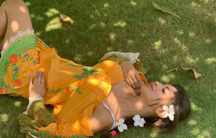 সবুজের বিছানায় মৌনি রায়।