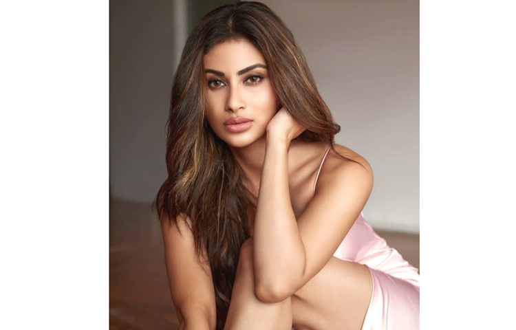 রূপের মুগ্ধতা ছড়াচ্ছেন মৌনি।