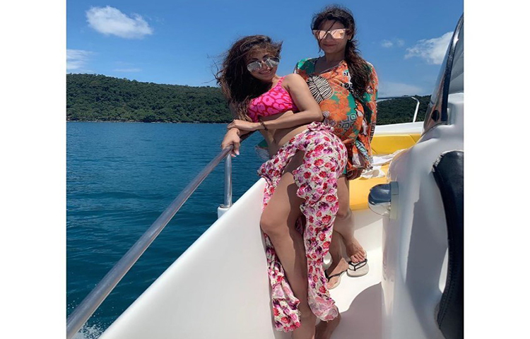 ভ্রমণে মৌনির আনন্দ প্রহর।