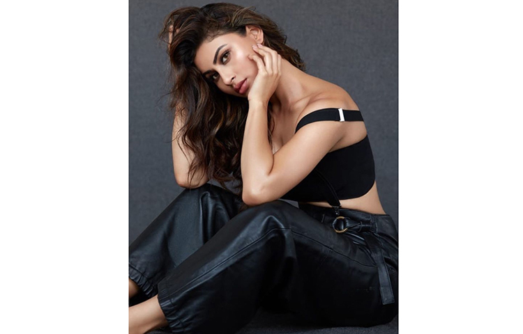 কালো পোশাকে আলো ছড়াচ্ছেন মৌনি।