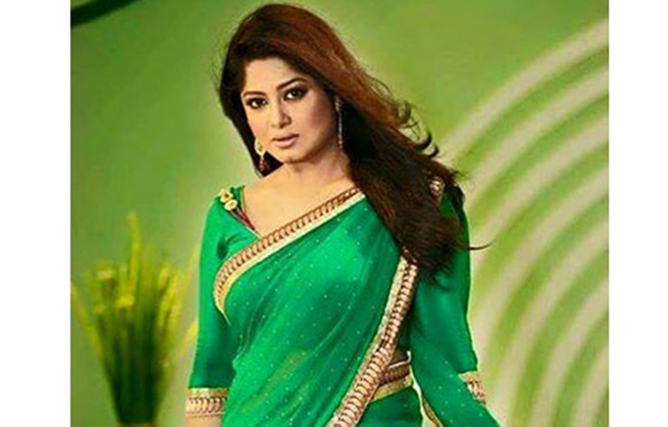 জন্মদিনের প্রথম প্রহরেই দিনটিকে স্মরণীয় করে রাখতে ঢাকা থেকে দূরে নরসিংদীর একটি রিসোর্টে কেক কেটে উদযাপন করেন ওমর সানী ও মৌসুমী।