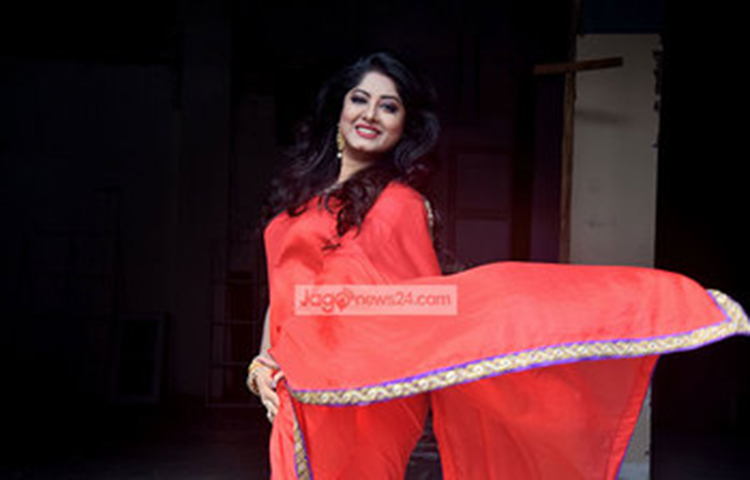 জন্মদিন নিয়ে মৌসুমী বলেন, ‘দেখতে দেখতে জীবনের অনেকটা সময় পেরিয়ে গেছে। আল্লাহর কাছে অশেষ কৃতজ্ঞতা যে তিনি আমাকে সুন্দর একটি জীবন দিয়েছেন। সুন্দর একটি পরিবারে জন্ম নিয়েছি। স্বামী, সন্তানদের নিয়ে বেশ সুখে আছি।’