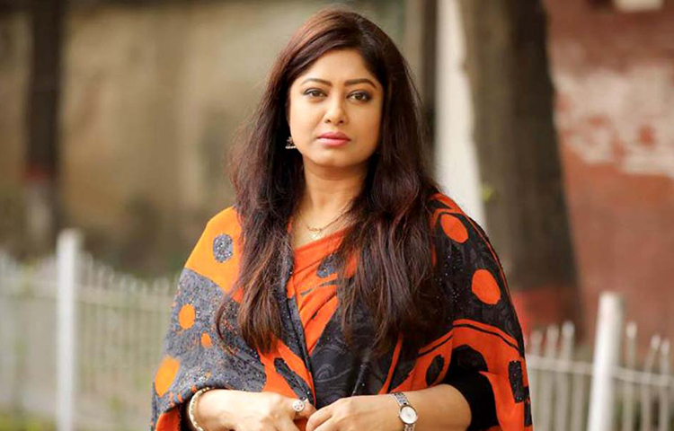 ১৯৭৩ সালে ৩ নভেম্বর খুলনায় জন্মগ্রহণ করেন তিনি।