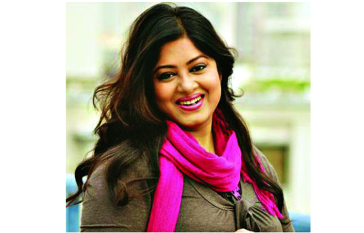 ছোটবেলা থেকেই একজন অভিনেত্রী এবং গায়িকা হিসেবে কর্মজীবন শুরু করেন মৌসুমী।