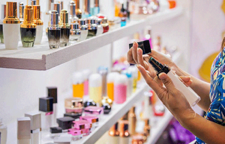 এইভাবে ক্রমে ছড়িয়ে পড়ে তার প্রোডাক্টের সুখ্যাতি। এরকম আরও ১০-১২টি পরিবার তার গ্রাহক হয়ে যায়। ভালোই চলছিল ব্যবসা। কিন্তু এই ব্যবসা নিয়েও শিনীল অতটা খুশি ছিলেন না।