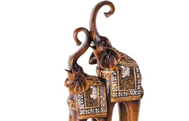 এই একই হাতি শিনীল দেখেছিলেন তার ব্যবসায় সহযোগী এক ব্যক্তির বাড়িতে। ওই ব্যক্তি শিনীলের প্রোডাক্টের জন্য প্যাকিং বাক্স বানাতেন। তিনি এরকম হাতিও বানাতেন। প্রতি হাতির দাম নিতেন মাত্র ২২ টাকা।