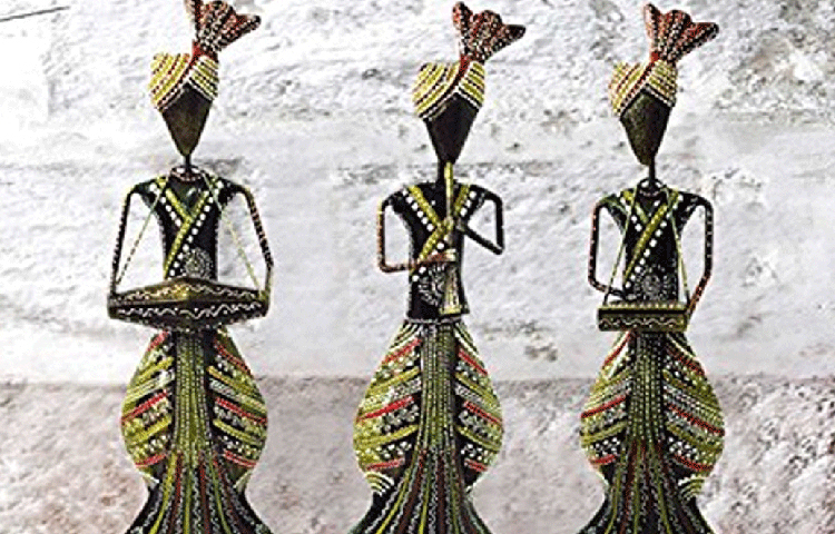 ব্যবসায়িক বুদ্ধি বোধহয় একেই বলে। সঙ্গে সঙ্গে শিনীল তার ব্যবসার পরবর্তী ধাপটা চিনে ফেললেন। ওই ব্যক্তির কাছেই অর্ডার দিয়ে এরকম ঘর সাজানোর নানা জিনিস তৈরি করিয়ে বিক্রি শুরু করেন।