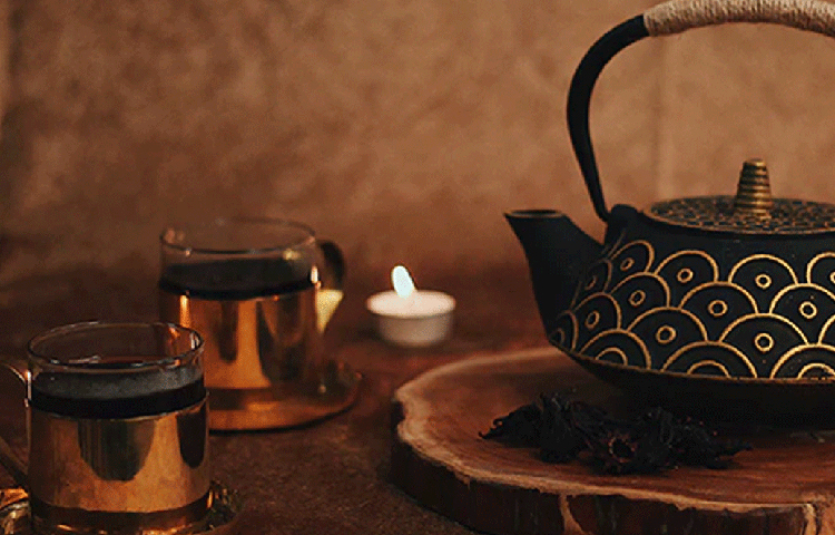 শিনীলের বাবা-মা তাকে নিয়ে ভীষণ গর্বিত ছিলেন। কিন্তু শিনীল একেবারেই কাজ নিয়ে খুশি ছিলেন না। তার বিউটি প্রোডাক্ট বিক্রির ব্যবসাও ডুবতে শুরু করেছিল ততদিনে।