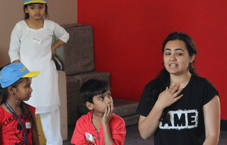 শিনীল ঠিক করে ফেলেন, চাকরি ছেড়ে পুরোপুরি ব্যবসায় মন দেবেন। হাতে তার চার মাসের খরচ চালানোর মতো টাকা ছিল। কিন্তু বাবা-মা কিছুতেই তার সিদ্ধান্ত মেনে নিতে পারেননি।