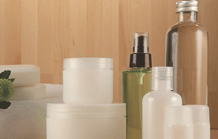 বাবা-মার বিরুদ্ধে গিয়েই চাকরি ছেড়ে পুরোদমে তার পুরনো বিউটি প্রডাক্টের ব্যবসাই শুরু করেন শিনীল। প্রথম দিকে তার ব্যবসা একদমই ভালো যাচ্ছিল না।