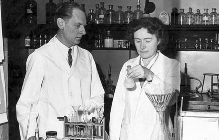 কার্ল কোরি ও গার্টি কোরি, দু’জনেই প্রাগের জার্মান বিশ্ববিদ্যালয় থেকে পড়াশোনা করেছিলেন। বিশ্ববিদ্যালয় ক্যাম্পাসেই কার্লের সঙ্গে প্রথম দেখা গার্টির। এবং প্রথম দেখাতেই প্রেম। এরপর একসঙ্গে মেডিক্যাল কলেজে পড়াশোনা। স্নাতক হওয়ার পর বিয়ে করেন তারা। পরে আমেরিকায় পাড়ি দেন গোরি দম্পতি। সেই থেকেই মার্কিন নাগরিক।