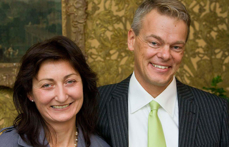 একসঙ্গে নোবেল পাওয়া নরওয়ের ওই দম্পতি কিন্তু পড়াশোনাও করেছেন একই হাইস্কুল ও বিশ্ববিদ্যালয়ে। তবে সহপাঠী হলেও মে-ব্রিটের সঙ্গে হাইস্কুল তেমন একটা ঘনিষ্ঠতা গড়ে ওঠেনি এডওয়ার্ডের। বিশ্ববিদ্যালয়ে একসঙ্গে পড়াশোনার সময় থেকে তাদের সম্পর্কের শুরু। পেশাদার জীবনে তো বটেই ব্যক্তিগত পরিসরেও ছড়িয়ে পড়েছিল।