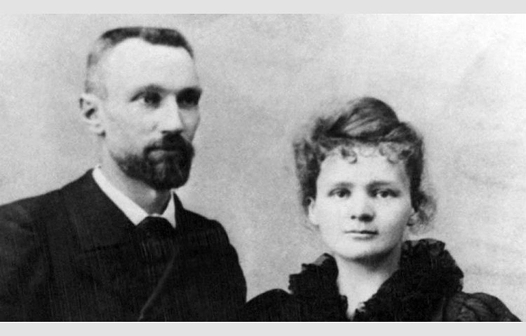 ১৯০৩ সালে পদার্থবিদ্যায় নোবেল পেয়েছিলেন তিনজন। মারি কুরি ও পিয়ের কুরি এবং আতোয়াঁ অরি বেকারেল। সে বছর একটা রেকর্ডও গড়েছিলেন মারি কুরি। তিনিই প্রথম মহিলা সে বছর নোবেল পান।