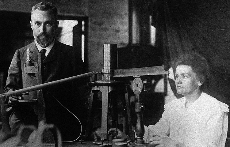 পোল্যান্ডের জন্মানো মারির ফরাসি স্বামীর মৃত্যু হয়েছিল সড়ক দুর্ঘটনায়, ১৯০৬ সালে। সে ঘটনায় ভেঙে পড়লেও গবেষণা থামাননি মারি। ১৯১১ সালে ফের নোবেল লাভ করেন তিনি। এবার রসায়নে। এখন পর্যন্ত মারি কুরিই একমাত্র ব্যক্তি যিনি দু’বার নোবেল পেয়েছেন। এবং তা-ও আবার দু’টি ভিন্ন বিভাগে।