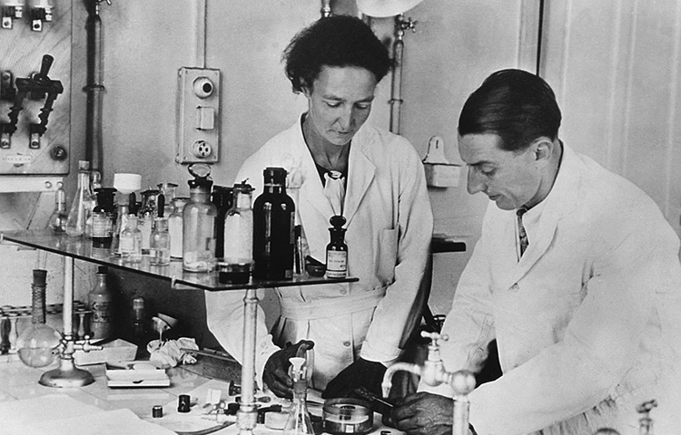 মা-বাবার মতোই একই পথের পথিক ছিলেন আইরিন জোলিয়ো কুরি। স্বামী ফ্রেদেরিক জলিয়ো-র সঙ্গে মিলে নোবেল পেয়েছিলেন ১৯৩৫ সালে। মারি ও পিয়ের কুরির কন্যা অবশ্য তা পেয়েছিলেন রসায়নবিদ্যায়।