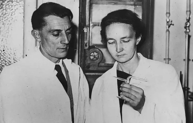 আর্টিফিসিয়াল রেডিয়োঅ্যাক্টিভিটিতে উল্লেখযোগ্য অবদানের জন্য নোবেল পদক পান কুরি দম্পতি। আইরিন জোলিয়ো কুরি তার মায়ের সহকারী হিসাবে নিজের কর্মজীবন শুরু করেন প্যারিসের র‌্যাডিয়াম ইনস্টিটিউটে। পরমাণুর গঠন নিয়ে এই দম্পতির গবেষণা ভবিষ্যতে নিউট্রনের আবিষ্কারে গুরুত্বপূর্ণ ভূমিকা নিয়েছিল।