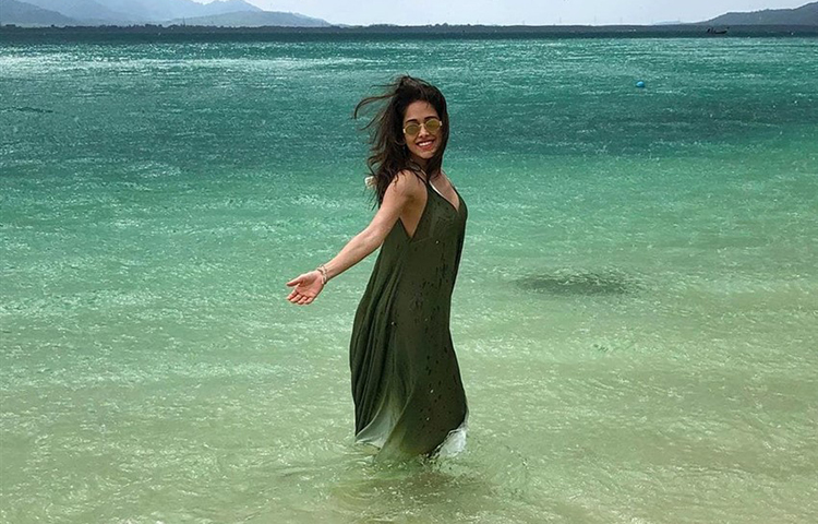 খোলা হওয়াতে নিজেকে মেলে ধরেছেন।