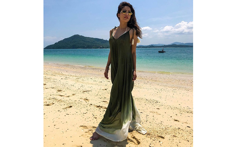 সমুদ্রের নৈসর্গিক পরিবেশে যেন ক্যাটওয়াক রছেন নুসরাত।