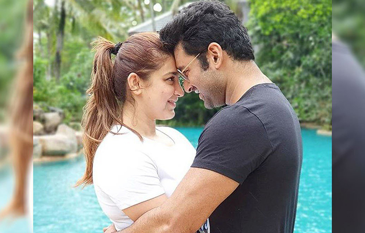 ঘুরতে কিন্তু তারা বেশ ভালোবাসেন। এই কিছু দিন আগে সপরিবারে বেড়িয়ে এসেছিলেন থাইল্যান্ড। আবার একঘেয়ে জীবন থেকে একটু ব্রেক নিয়ে উড়ে গেলেন দুবাই।