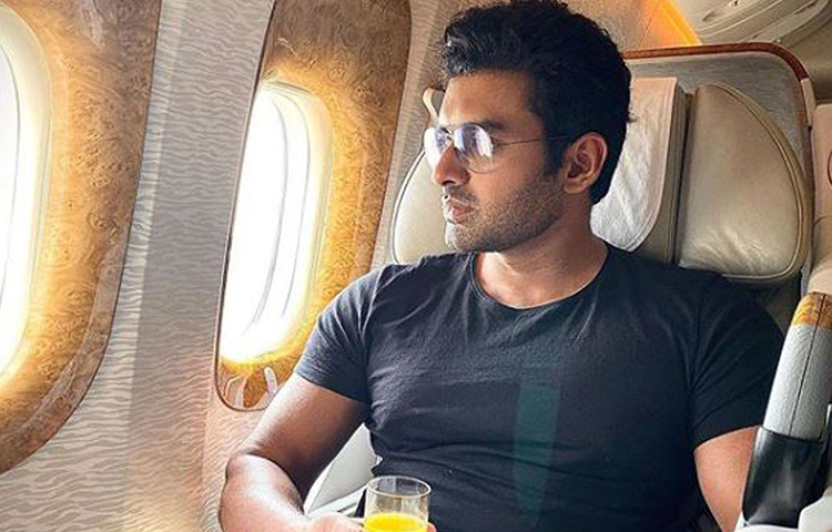 ষষ্ঠীতে দু’জনে মিলতে বেড়িয়েছিলেন প্যান্ডেল হপিং-এ। ঐন্দ্রিলা তখন জানিয়েছিলেন, এবারের পূজাতে কলকাতা থাকার প্লান নেই তাদের। যেমন কথা তেমন কাজ। পূজার মধ্যেই তারা উড়ে গিয়েছেন দুবাইতে। ফ্রুট জুস হাতে প্লেনযাত্রার ছবিও শেয়ার করেছেন অঙ্কুশ।