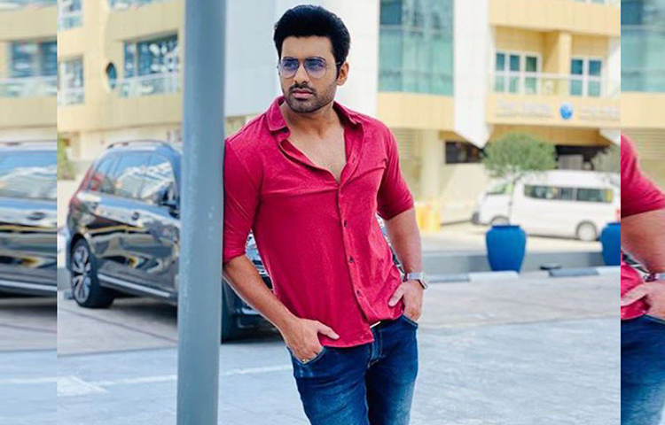 দুবাই পৌঁছেও ফটোসেশনে কমতি নেই ওই তারকা জুটির। নীল ডেনিম আর লাল রঙের কুল টি-শার্ট পরে পোজ দিতেও দেখা গিয়েছে অঙ্কুশকে।