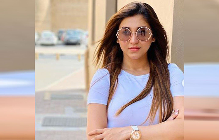 ঐন্দ্রিলাও কিন্তু কোনো অংশে কম যান না। তার স্টাইল স্টেটমেন্ট নজর কাড়বে যে কোনো ফ্যাশান সচেতনদের। জামার সঙ্গে সামঞ্জস্য রেখে পরেছেন ঘড়ি, সানগ্লাস।