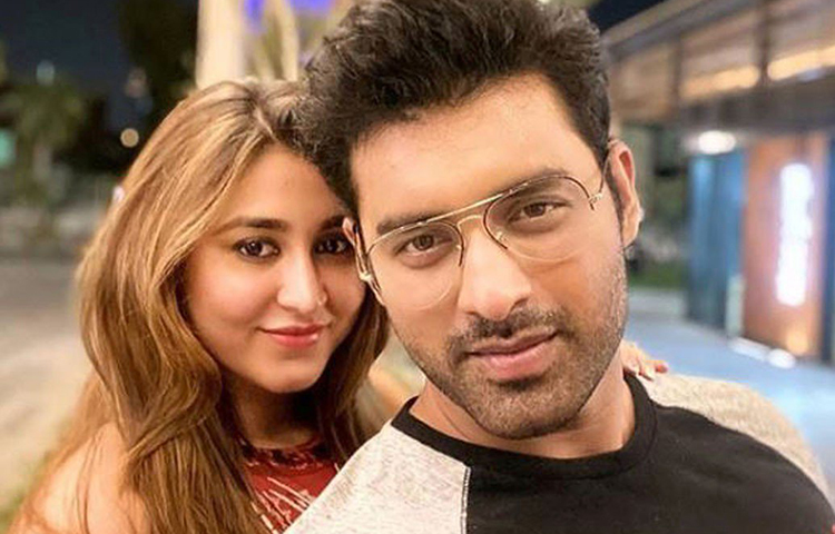 অঙ্কুশের ‘পার্টনার ইন ক্রাইম’ যে ঐন্দ্রিলা, তা বলার অপেক্ষা রাখে না। অভিনেতা নিজেই ক্যাপশনে লিখেছেন সে কথা। আর শুধু ‘ক্রাইম’ই বা কেন! হাসি-কান্না, রাগ-দুঃখ, সব কিছুতেই নায়কের সঙ্গী যে ঐন্দ্রিলাই, তা এই ছবিটি যেন আরও বেশি জানান দিচ্ছে।