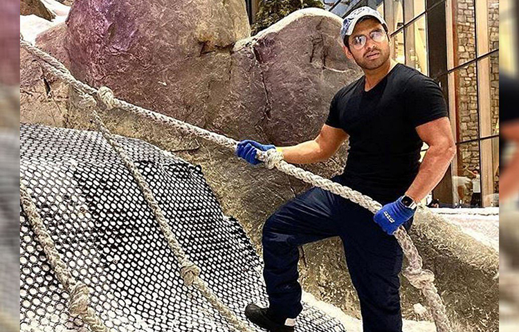 স্কি ছাড়াও আরও নানান মজাদার অ্যাডভেঞ্চারে সামিল হয়েছেন অঙ্কুশ। কালো টি-শার্টে কী বলা যায় তাকে? ‘ম্যাচো ম্যান’?