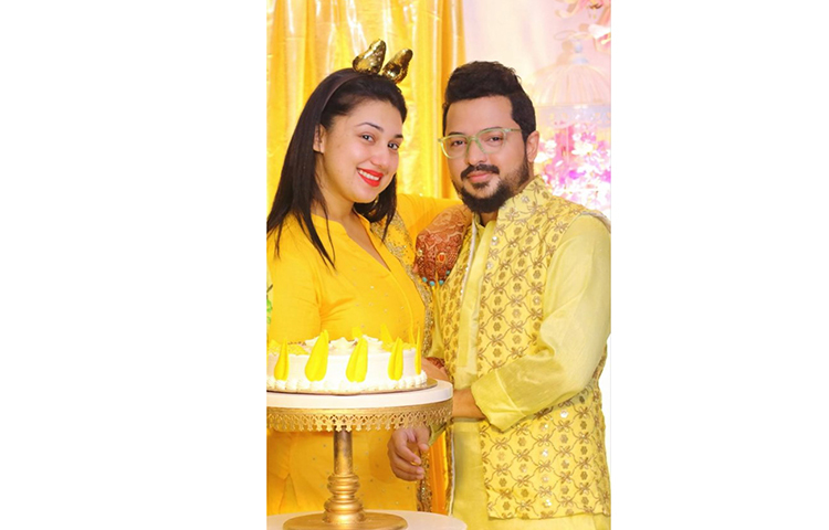 জন্মদিনের আয়োজনে বন্ধুর সাথে অপু বিশ্বাস।