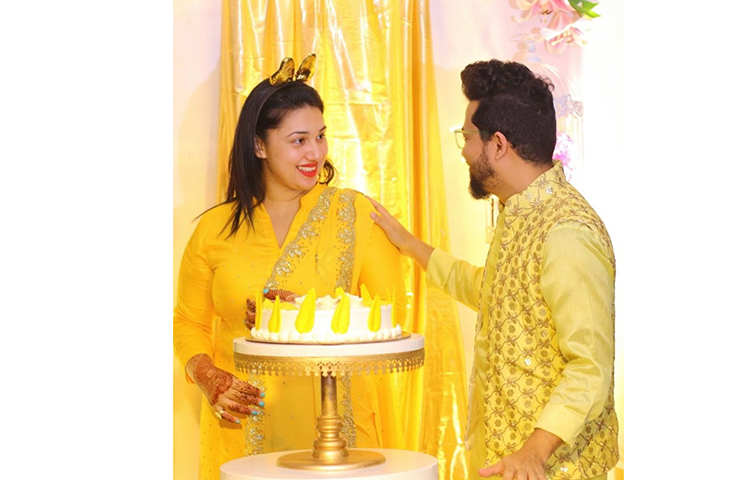বন্ধুর সাথে অপুর জন্মদিনে শুভেচ্ছা বিনিময়।