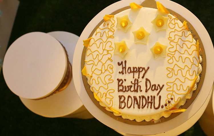 জন্মদিনের কেক নিয়ে এসেছেন অপুর বন্ধু।