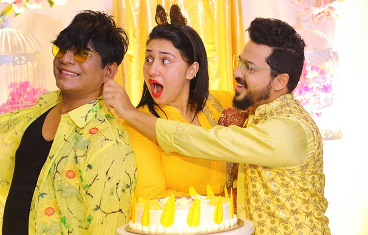 অপুর জন্মদিনে হাস্যসের সময়।