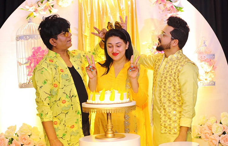 হলুদ পোশাকে জন্মদিনের সাজ।