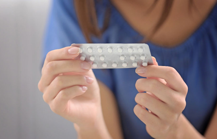 বার্থ কন্ট্রোল পিল বা গর্ভনিরোধক ওষুধ খাওয়ার ফলে আপনার পিরিয়ড সাইকেল অনিয়মিত হয়ে যেতে পারে। এর সঙ্গেই গর্ভনিরোধক ওষুধ খাওয়ার ফলে মাথা ঘোরা, বমির মতো সমস্যা হতে পারে।