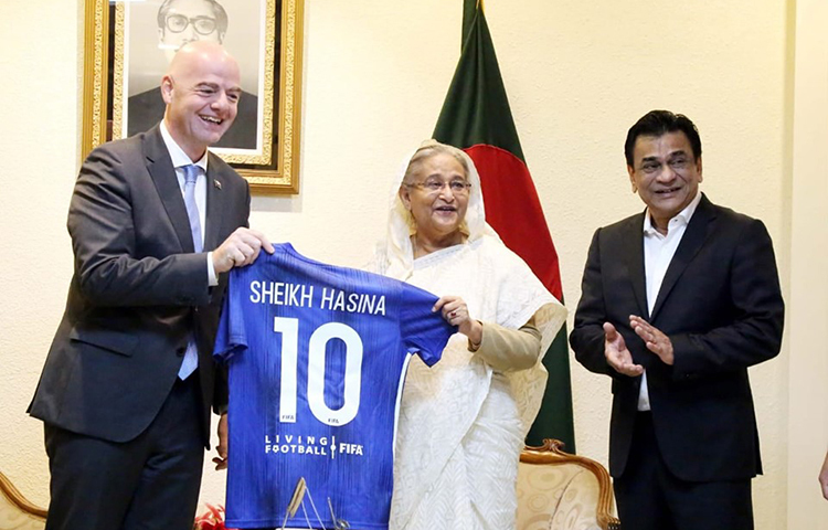 ফিফার পক্ষ থেকে শেখ হাসিনার নাম লেখা নীল রঙের একটি ১০ নাম্বার জার্সি প্রধানমন্ত্রীকে উপহার দেন ইনফ্যান্তিনো।