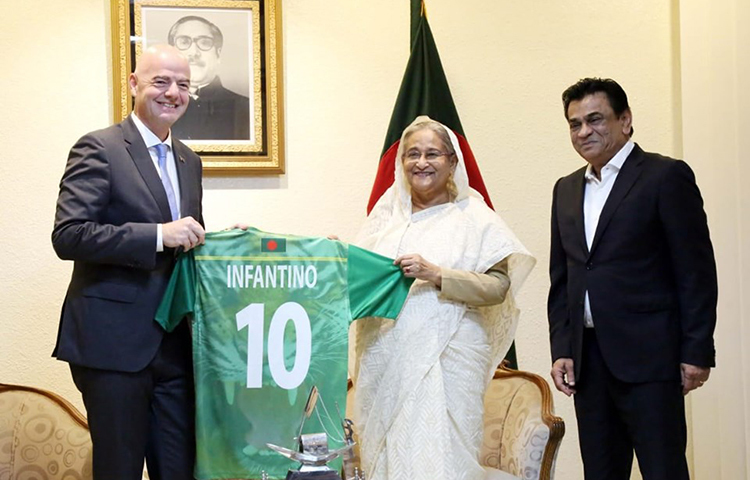 প্রধানমন্ত্রীও ইনফ্যান্তিনোর নাম লেখা লাল সবুজ বাংলাদেশ দলের একটি জার্সি উপহার দেন ফিফা সভাপতিকে। এ সময় উপস্থিত ছিলেন বাফুফে সভাপতি কাজী সালাউদ্দিন।