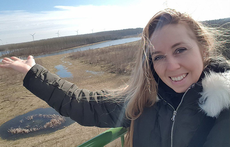 তদন্তে উঠে আসে, ওই দম্পতি বিবাহ বহির্ভূত সম্পর্কে লিপ্ত ছিলেন। সেটিকে মূলধন করেই ভেরোনা ব্লাকমেলিং করছিলেন বলে জানা যায়।