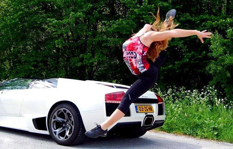 তবে ভেরোনা এ কথাও জানিয়েছেন গত আট বছর ধরে তিনি এই কাজ উপভোগ করছেন। মনে হচ্ছে, বয়ফ্রেন্ডের সঙ্গে সুন্দর সময় কাটছে। সোশ্যাল মিডিয়াতেও তিনি যথেষ্ট জনপ্রিয়। তার ফেসবুক প্রোফাইল অনুরাগীদের শুভেচ্ছায় ভরা।