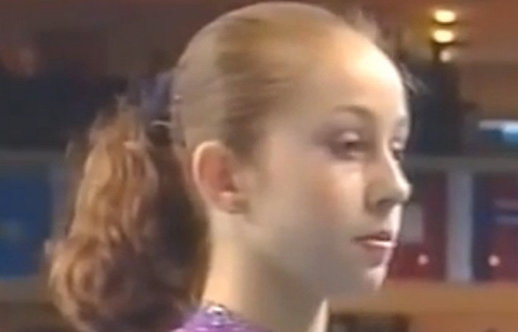 নেদারল্যান্ডসের দক্ষিণ অংশে গৌডা অঞ্চলে ভেরানোর জন্ম ১৯৮৫ সালের ২৭ ডিসেম্বর। মাত্র পাঁচ বছরে শুরু করেন জিমন্যাস্টিক্স প্রশিক্ষণ।