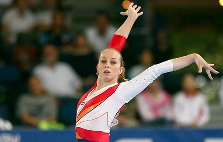 ১২ বছর বয়সে তিনি প্রতিদ্বন্দ্বিতা করেন জাতীয় স্তরে। ২০০০ সালে প্রথম আবির্ভাবেই জুনিয়র অল রাউন্ড চ্যাম্পিয়ন হন ভেরোনা।